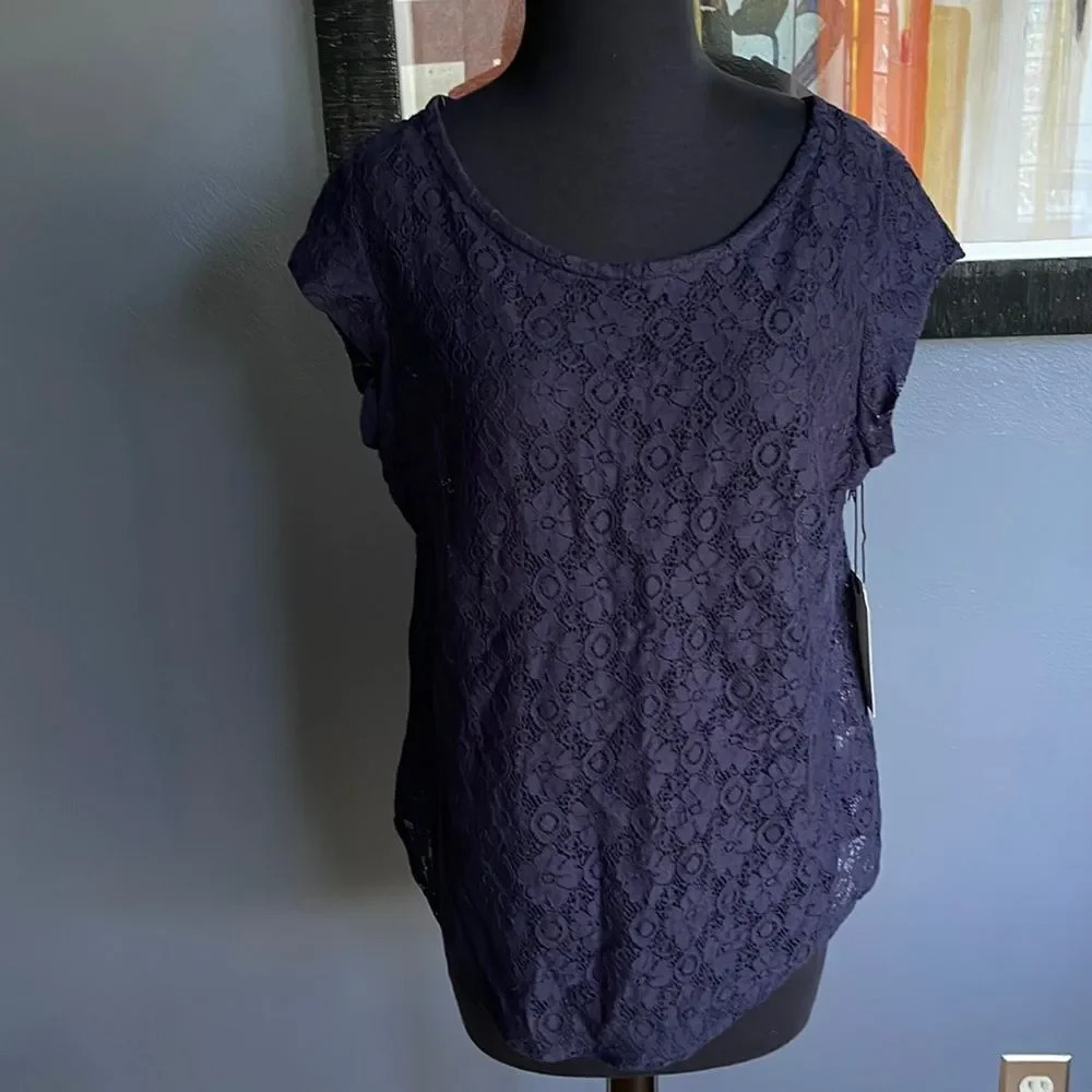 Stylus navy lace short sleeve top. NWT. Medium.